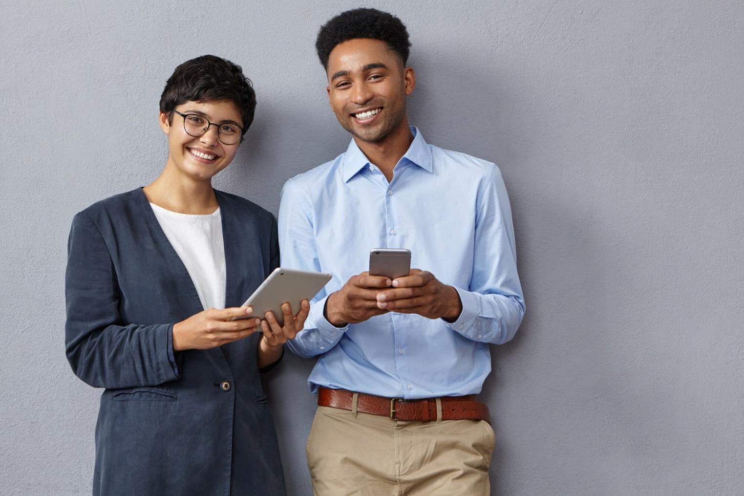 Moderne Arbeitsumgebung mit Laptop und professioneller Software für Finanzautomation